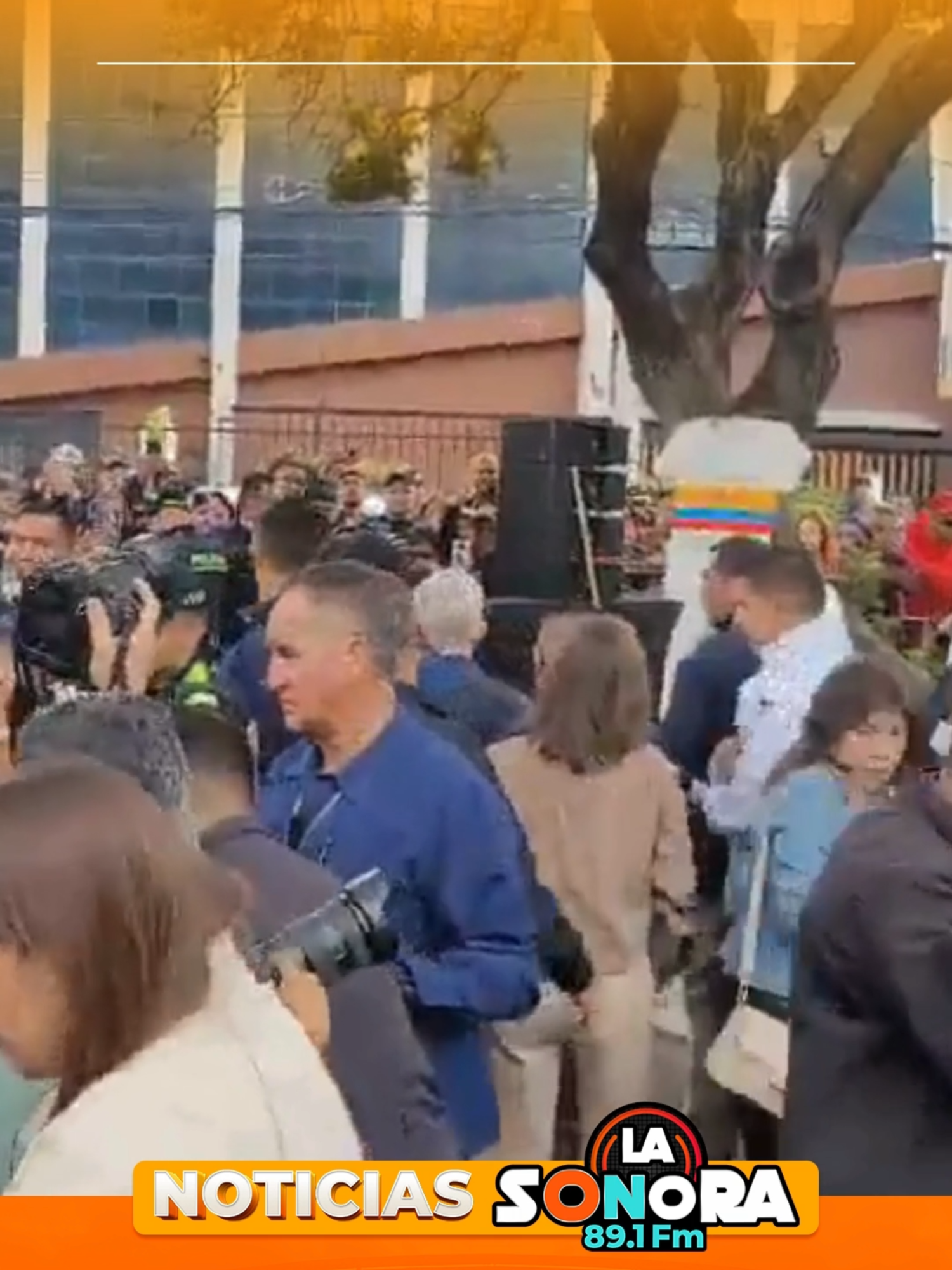 A esta hora llega el expresidente Álvaro Uribe al Parque El Golfito, occidente de Bogotá, lugar del at3ntad0 al senador y precandidato Miguel Uribe Turbay. #ÁlvaroUribe #MiguelUribeTurbay #Bogotá #Atentado #Noticias #Política #Colombia #ÚltimaHora