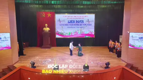 Người Mẹ ấy tìm con giữa tiếng reo dân tộc…🇻🇳#múa #hoaminzy #meyeucon #congidephon #noidaugiuahoabinh 