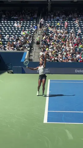 Coco’s serve is looking great!! My phone froze for like 20 minutes after this and I was forced to live in the moment. 🥲 @Coco Gauff @US Open #USOpen #usopenfanweek #tenniscontentcreator #nyctennis #tennisinfluencer 