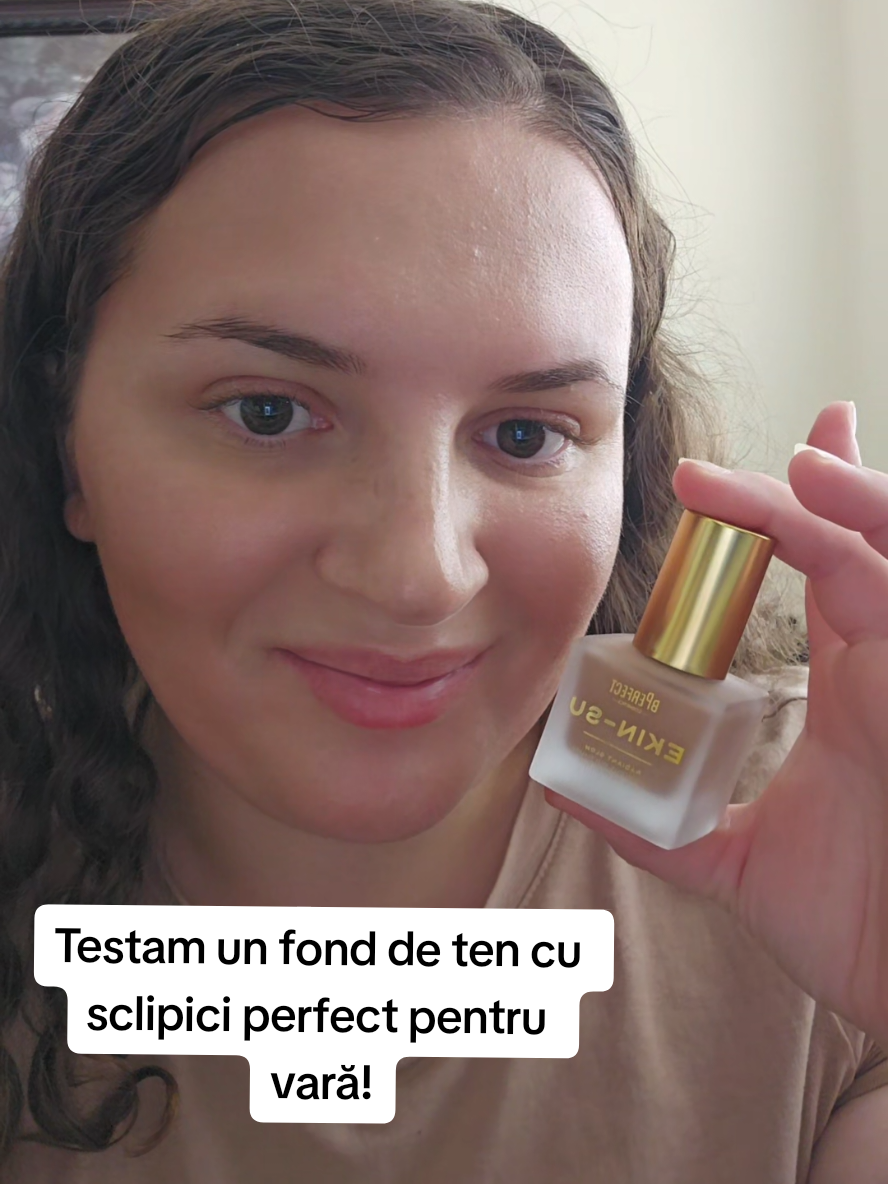 Astazi testam un fond de ten cu sclipici oerfect pentru vară! #foundationreview #summer_foundation #foundation  #proproduse_tiktokshopuk  #creatorsearchinsights 