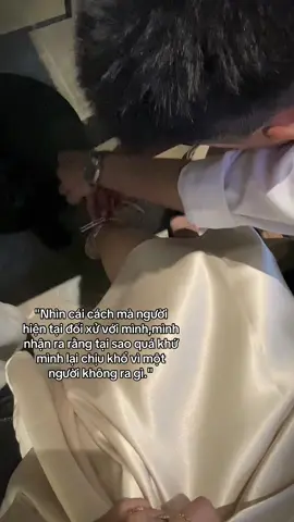 Tình yêu không phải là những lời hứa hẹn hoa mỹ, càng không phải là những phút giây ngọt ngào nhât thời. Tình yêu là khi bạn chọn ở lại, dù người kia chăng còn hoàn hảo như ngày đầu. Là khi bạn bao dung cả những vết thương cũ, cả những nỗi sợ không tến, và vẫn nhn họ nh điều đẹp đẽ nhất trong cuộc đời mình. Chúng ta yêu không phải để tìm một ai đó hoàn hảo, mà là để học cách yêu một người không hoàn hảo theo cách hoàn hảo nhất có thể. Tình yêu thật sự là khi hai người, giữa cả trăm ngàn lựa chọn, vẫn chọn nhau mỗi ngày. #xh #tiktok #viralvideo #tinhyeu #st 