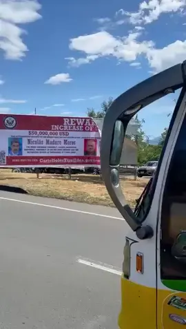 #UltimoMinuto  🔴📣 aunque las autoridades llegaron al sitio del pendon que reafirmaba la recompensa que paga el gobierno de los Estados Unidos por Nicolás Maduro y Diosdado Cabello un ciudadano del común decidió retirarla del lugar y se marchó sin decir nada a los medios que estaba en el lugar. Aunque con esto se evita más polarización y temas que no competen a Colombia muestran el rechazo de algunos ciudadanos por el gobierno del país vecino. #NoMasIdealismo #Democracia #SoyCucutaNoticias ANLnoticias