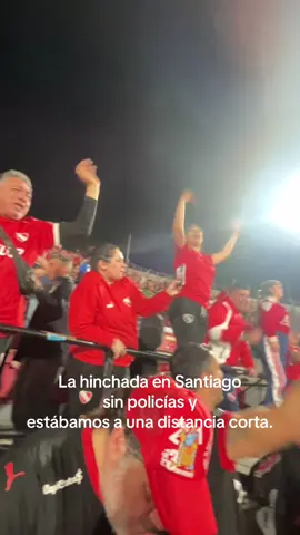 Subo video para uno de la U que decía que teníamos cordones de policías dentro de la tribuna, cosa que no fue así. Además se ve un fragmento del lado izquierdo no había nadie y la distancia con la gente de la U fue corta, siempre alentando y esperando de forma pacífica salir sin hacer disturbios pese a haber perdido y que primero salieron los de la U siendo ellos 50mil nosotros 3mil #independiente #udechile #conmebol #sudamericana 