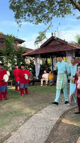 Meraikan pasangan mempelai YTM Raja Dato’ Seri Ahmad Nazim Azlan Shah & YTM Datin Seri Nadia Esham di Rumah Besar Mariam Bako, Batu Pahat.  #selamatpengantinbaru #bagaipinangdibelahdua