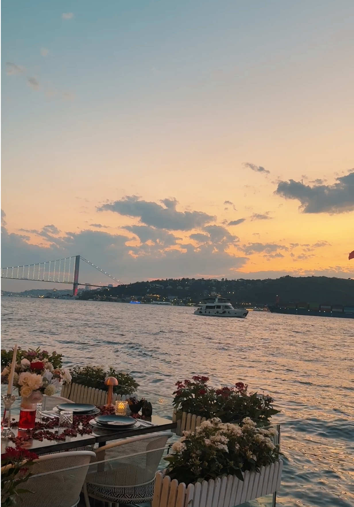 Cumartesi akşamlarının bu en güzel saatini kiminle geçirmek isterdiniz ✨ #fyppppppppppppppppppppppp #fypシ #keşfetteyizzz #aşk #keşfetedüş 