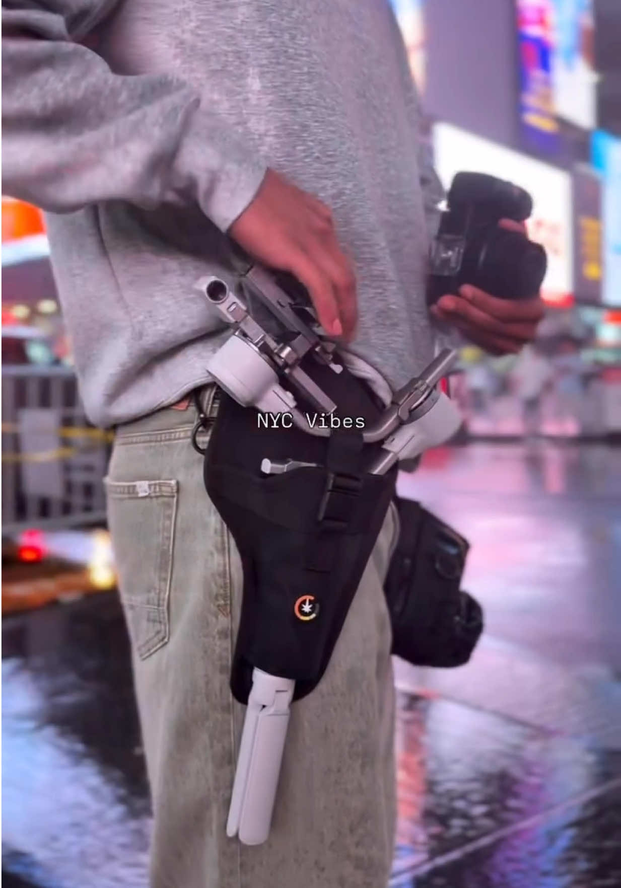 Staying light while filming in Times Square in the rain 🌧️ ☔️  • • Link in bio to purchase 🔗 • #cameragear #newyorker #camerastabilizer #gimbal #newyorkcitylife              