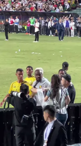 الأسطورة كريستيانو رونالدو يمنح ميداليته🥈لاحد المصورين ويحي الجمهور💛🎥#alnassr #cristianoronaldo #ronaldo #sportsontiktok #cr7 