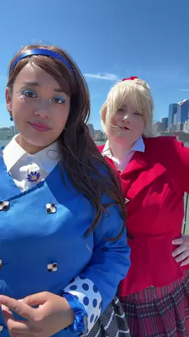 This is actually reversed irl @fictionalcourtney ••• #heathersthemusical #heatherchandler #heatherchandlercosplay #veronicasawyercosplay #animenyc2025 