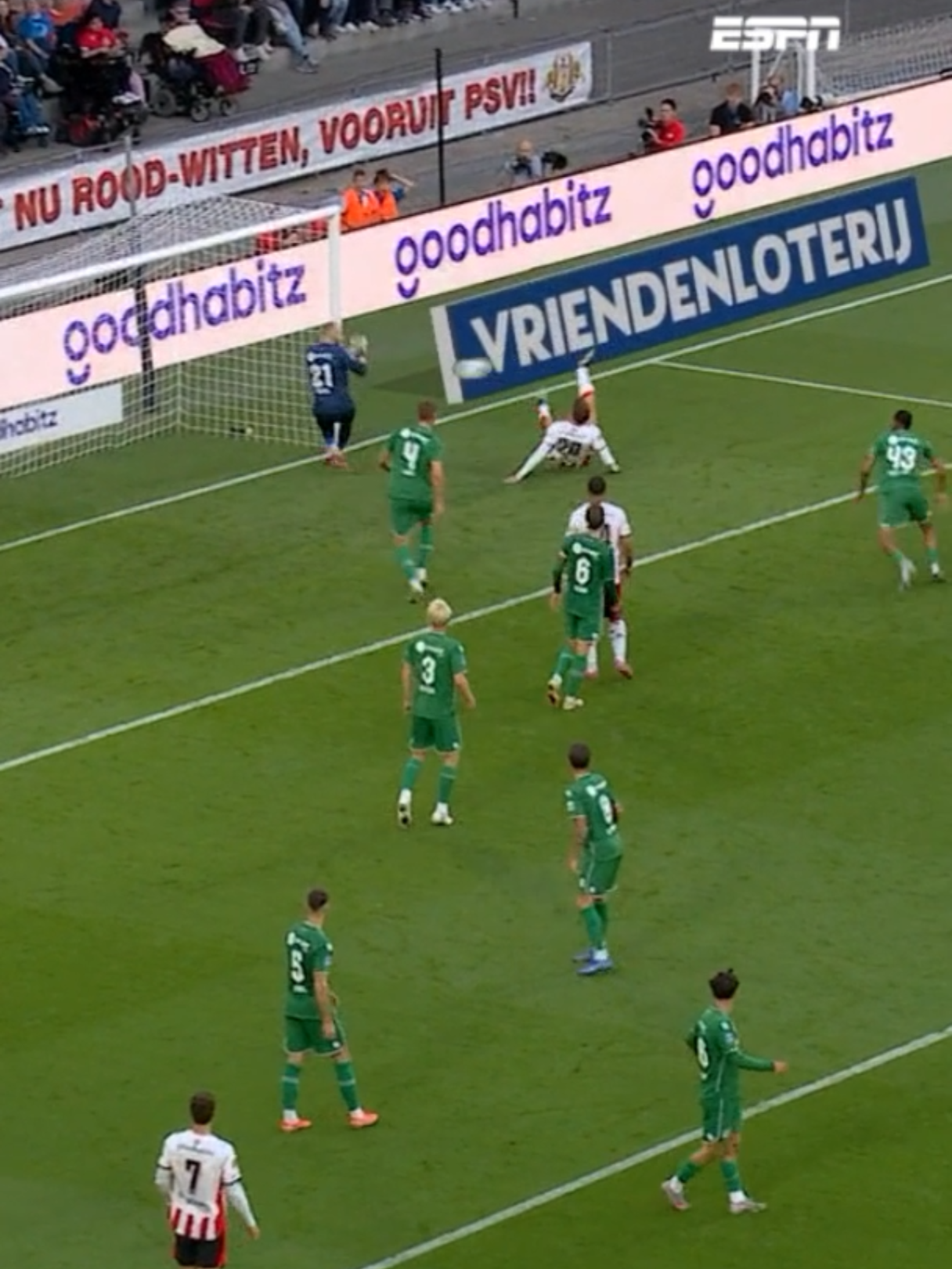 Guus Til doet aan zitvoetbal en maakt opmerkelijke treffer 😏 #til #psv #goal