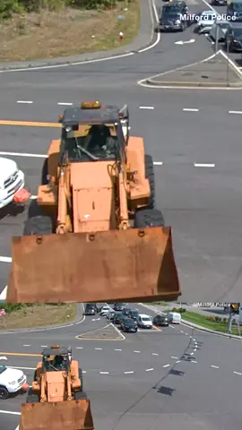 🚜 Cámaras de tráfico captaron el momento en que una pala mecánica pierde el control y cruza una intersección golpeando a un vehículo y evitando por muy poco chocar contra una camioneta en un semáforo. 