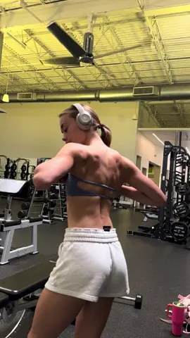 A backless top on an upper body day >>  #xyzbca #gymfits #fyp #backdayworkouts 