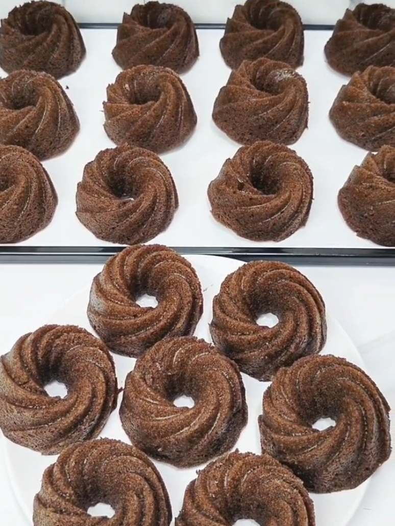 Resep brownies kukus 1 telur  tanpa mixer❗ Bahan bahan  1 btr telur  250 gr gula pasir  200 gr tepung terigu  50 gr coklat bubuk  1 sdt baking powder  1/2 sdt soda kue  250 ml air 1 bks Susu kental manis  150 ml minyak goreng  Satu resep jadi 30 picis  Cetakan uk 6×3 cm #resepmudah #browniskukus #NITAbundanyaZaki  #vidioreelfypviral 