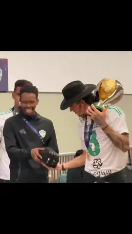 تلفت الناس لا مريت تكسر رقاب خلق الله💚😮‍💨 #explorepage #fyp #alahli #ibanez 