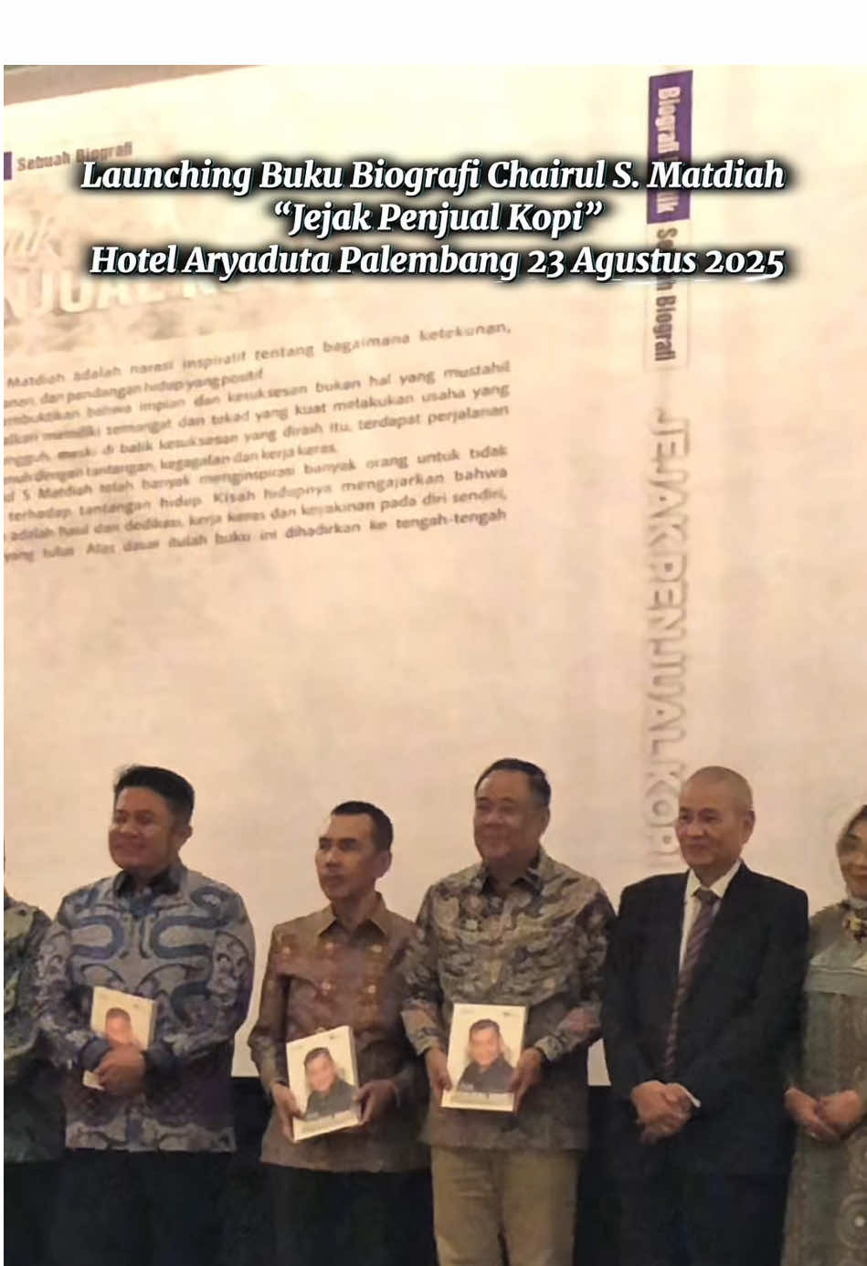 Menurut arahan Gubernur Sumsel, malam ini (23/8/2025) berlangsung acara peluncuran buku biografi Jejak Penjual Kopi karya Chairul S. Matdiah di Hotel Aryaduta Palembang. Acara ini dihadiri langsung oleh Gubernur Sumsel H. Herman Deru, Wakil Gubernur H. Cik Ujang, Sekda, Kaban Kesbangpol (yang juga memimpin doa), sahabat-sahabat Pak Chairul, serta OPD Sumsel lainnya. Buku ini menceritakan perjalanan hidup inspiratif Pak Chairul, mulai dari penjual kopi, wartawan, pengacara, hingga menjabat tiga periode sebagai anggota DPRD Sumsel. Sebuah kisah yang penuh motivasi bagi generasi muda Sumsel untuk terus berjuang mencapai cita-cita. #gubernursumsel #hermanderu #wakilgubernursumsel #cikujang #kesbangpolsumsel  
