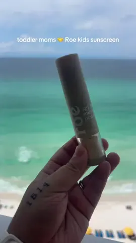 soooo easy to apply 🤌🏼 #fyp #momtok #toddlersoftiktok #roesunscreen #beachmusthaves 