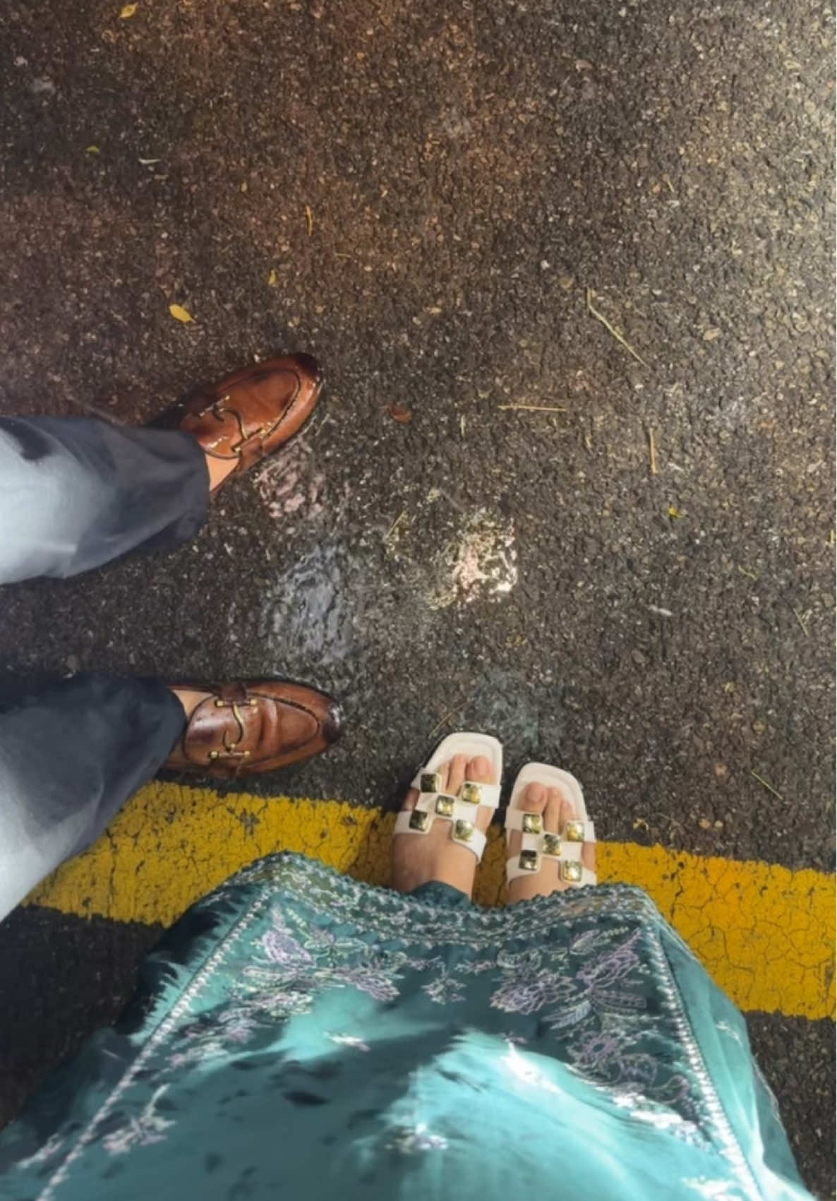 Barish🫶🏻🤍 @Abbas Khan #moiforever #couplegoals #abbaskitayyaba #weather #raining 