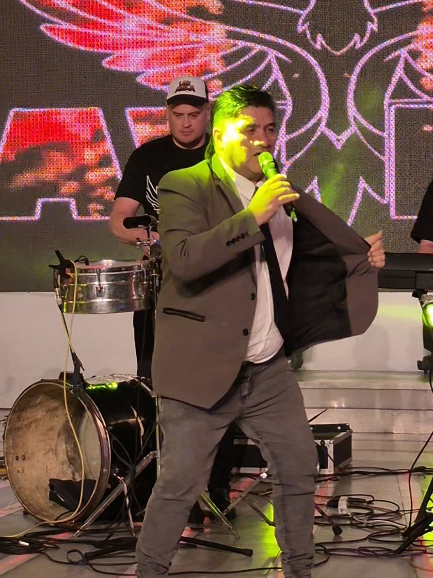 ¡Domina el escenario de #PasionDeSabado  @jorgeavila_oficial junto a @Luis Nuñez ! 🎤🕺🏻❤️ #losavila 