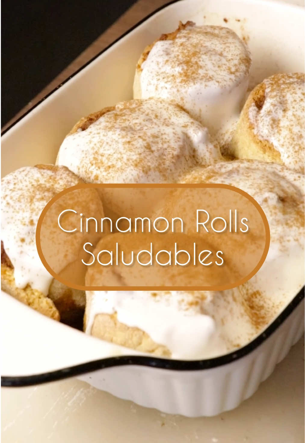 #cinnamonrolls  📝 Vas a necesitar: 🍎 1-2 manzanas cocidas 🥚 1 huevo 🥄 1 cdta de polvos de hornear 🌾 2 tazas de harina de avena (agrega más si la masa lo necesita) 🌟 Canela en polvo al gusto 🍯 3 cdas de endulzante (puede ser alulosa, eritritol o el que uses) 👩‍🍳 ¿Cómo se hacen? 1. Cocina las manzanas en cubos, escúrrelas y procésalas hasta hacer compota. 2. Reserva una parte para el relleno y mezcla el resto con el huevo, polvos de hornear y la harina. 3. Amasa y estira con rodillo hasta lograr una masa uniforme. 4. Mezcla la compota reservada con canela y endulzante. 5. Unta sobre la masa, enrolla, corta en rollitos y acomódalos. 6. Cocina en airfryer a 180 °C por 12 minutos 🌀 ✨ ¡Listo! Rollitos dorados por fuera, suavecitos por dentro y con sabor a hogar 😍 Ideal para acompañar tu café o como snack saludable.
