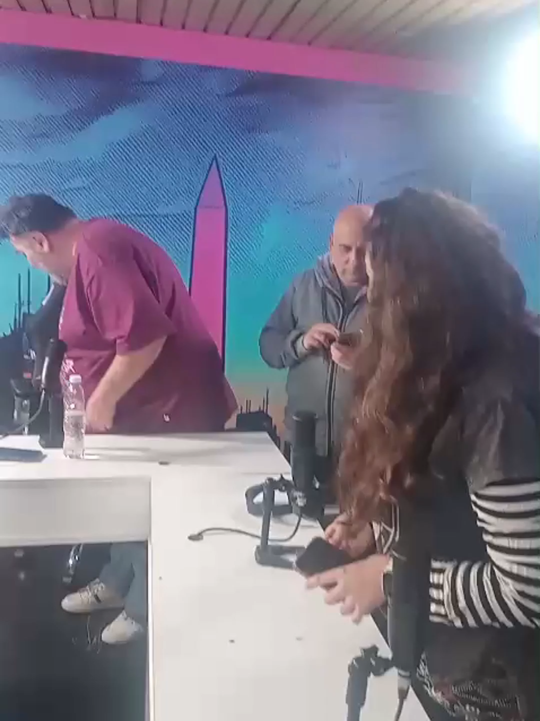 Batalla campal en @valetodovt luego de una provocación de un invitado de Mario Casalongue a una panelista de Diego Brancatelli #ValeTodo #BrancaStream #NovaStream #Casalongue #Brancatelli #BatallaCampal