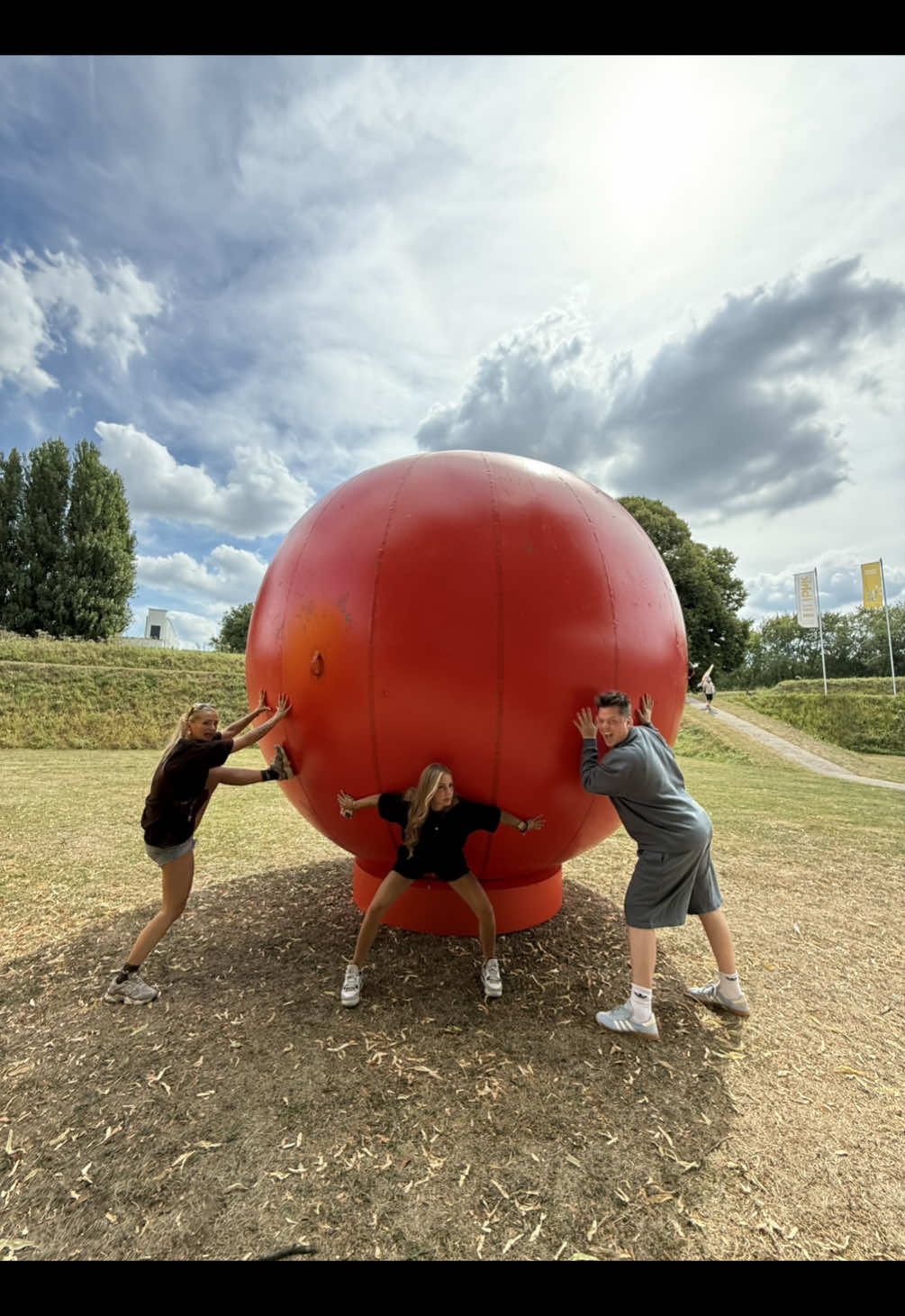 Ook wij mochten deze te gekke challenge proberen ‘ LET’S PLAY BALL ‘ @SBS6 . Mijn haar vast in het touw, Sem kauwgom in haar haar. Dat is een goed begin. Hoe denk jij dat dit afloopt? #letsplayball #vj #game 