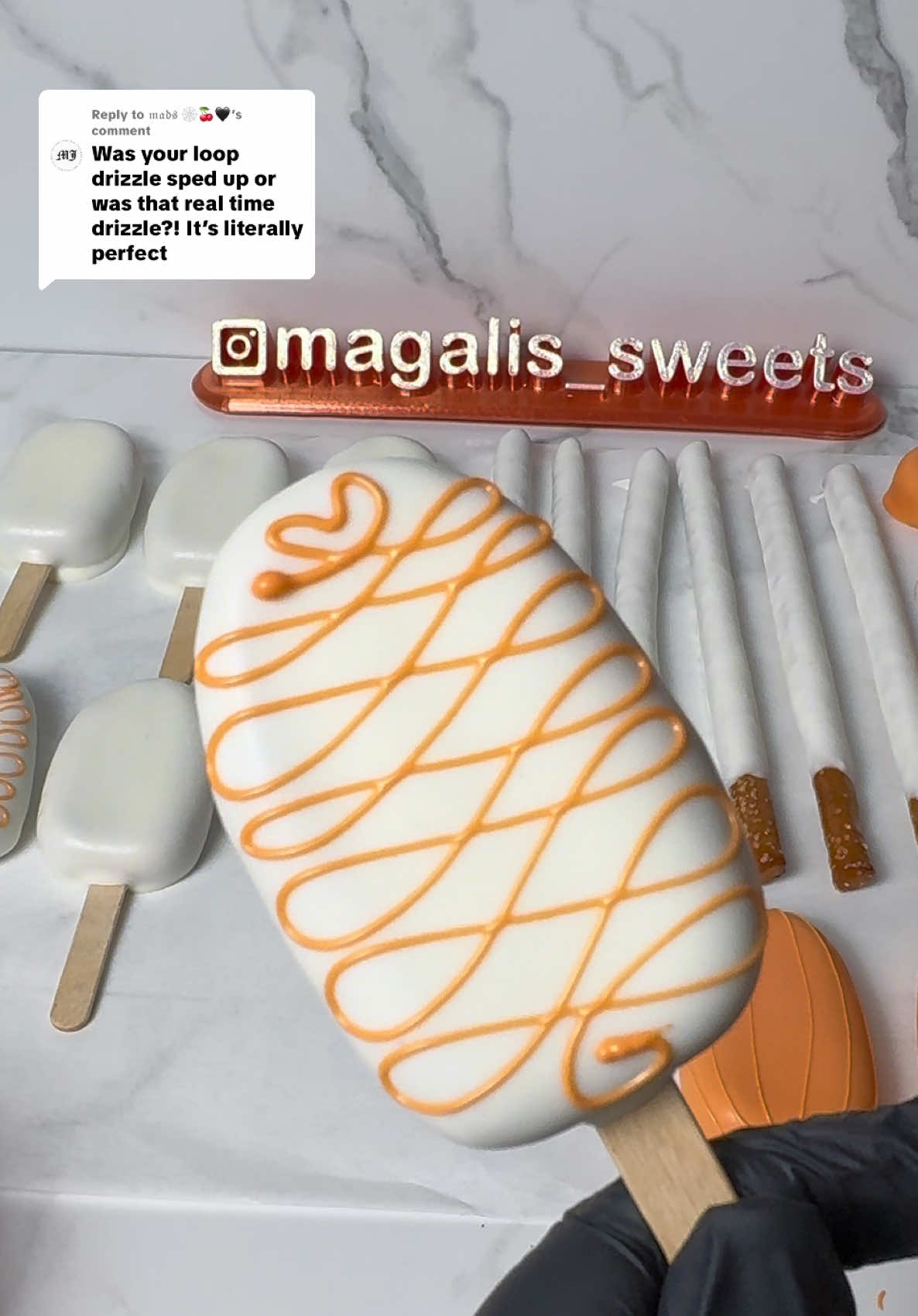 Replying to @𝔪𝔞𝔡𝔰 🕸️🍒🖤  Real Time Drizzle 👻😏 #cakesicles #colourmill #drizziling #whitechocolate #treatmaker 