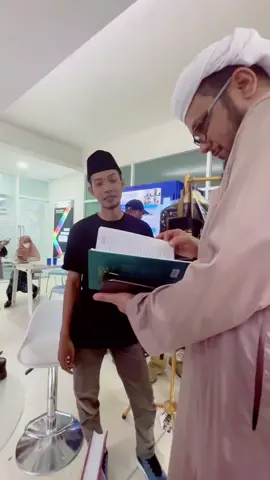 Ulama Top yg menyamar jadi Tukang Bangunan..  saatnya Mbah Riyan turun Gunung ❤🤲🤲 sehat selalu kagem mbah Riyan..  #MbahRiyan #fypage  #jalansunyi #Khumul #viraltiktok 