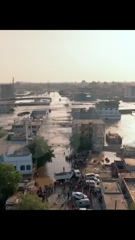 #امطار_اليوم_من_مدينة_عدن حجم السيول الكبيرة عبر تصوير درون لقناة عدن المستقلة لمنطقتي الحسوة وبئر أحمد  البناء على مخارج السيل كارثة الجميع كان يحذر منها  منازل محاصرة والأسر مشردة الان  الله يعين الجميع