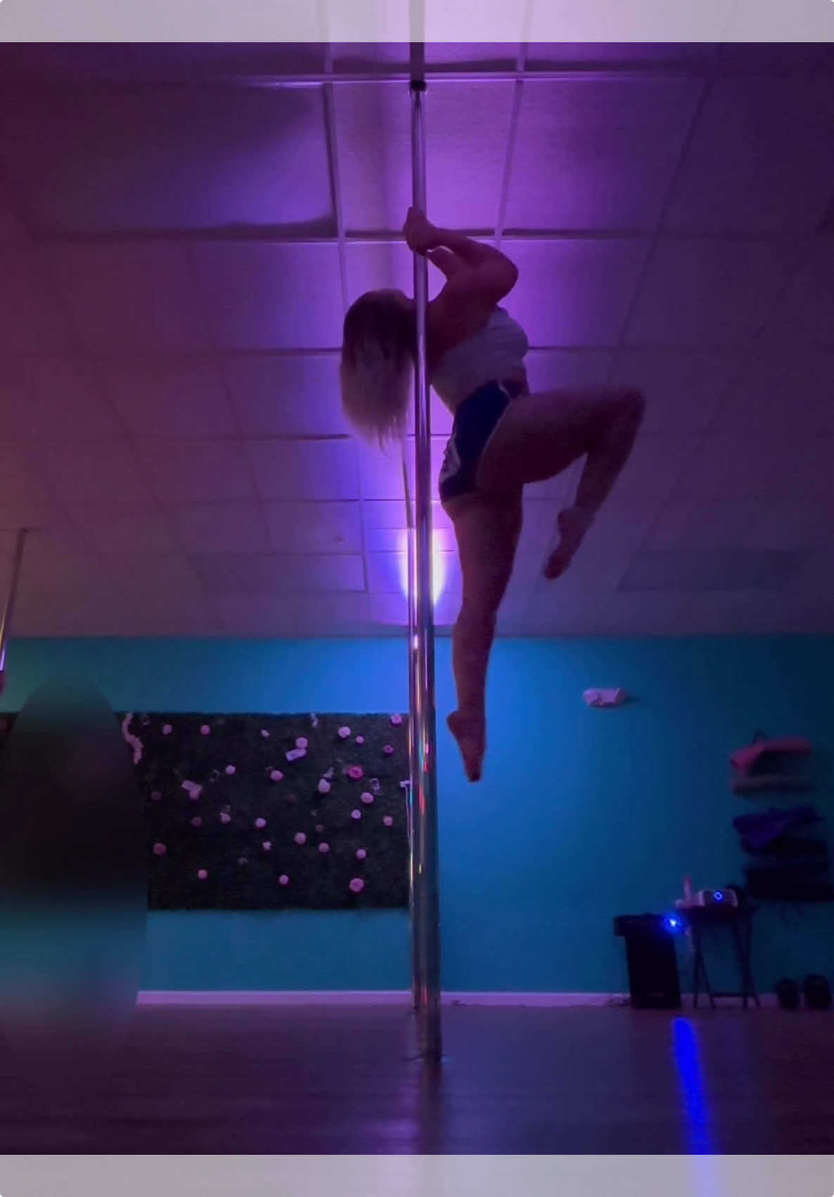 Freestyle flow and a little bit of exploring new shapes/grips #poledancer #pole #polefittness #dancer #poleflow 