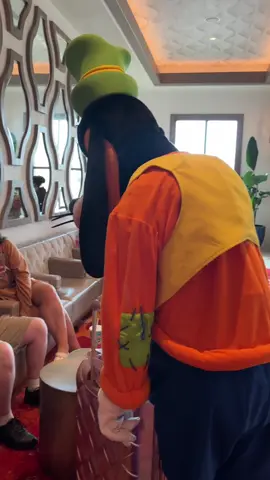 goofy caught right-handed 🤨 #fyp #disneyworld #viral #goofy #famous 