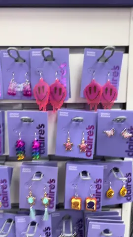 Shopping At Claire’s !! I got mermaid earrings 🧜‍♀️  #cl#clariesh#shoopingy#fypシ
