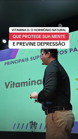 Você sabia que a vitamina D não é só para os ossos e músculos? 🦴💪 Ela funciona quase como um hormônio natural, essencial para a saúde dos neurônios, ajudando a prevenir ansiedade, depressão e até insônia. 📊 O ideal é manter seus níveis entre 60 e 80 ng/ml. A maioria das pessoas não chega nem a 20! E é por isso que sintomas como cansaço, desânimo e queda de imunidade aparecem. ☀️ Exposição ao sol é importante, mas na prática, quase sempre é preciso suplementar. Em muitos casos, a dose inicial é de 7 a 8 mil UI por dia, ajustada conforme o exame de sangue. Depois, mantém-se em torno de 4 mil UI para estabilidade. ⚠️ Não use por conta própria. Faça exames a cada 3–6 meses e ajuste com acompanhamento médico. 🔑 A saúde mental também depende do que você coloca (ou não coloca) no corpo. #saúdemental #vitaminaD 