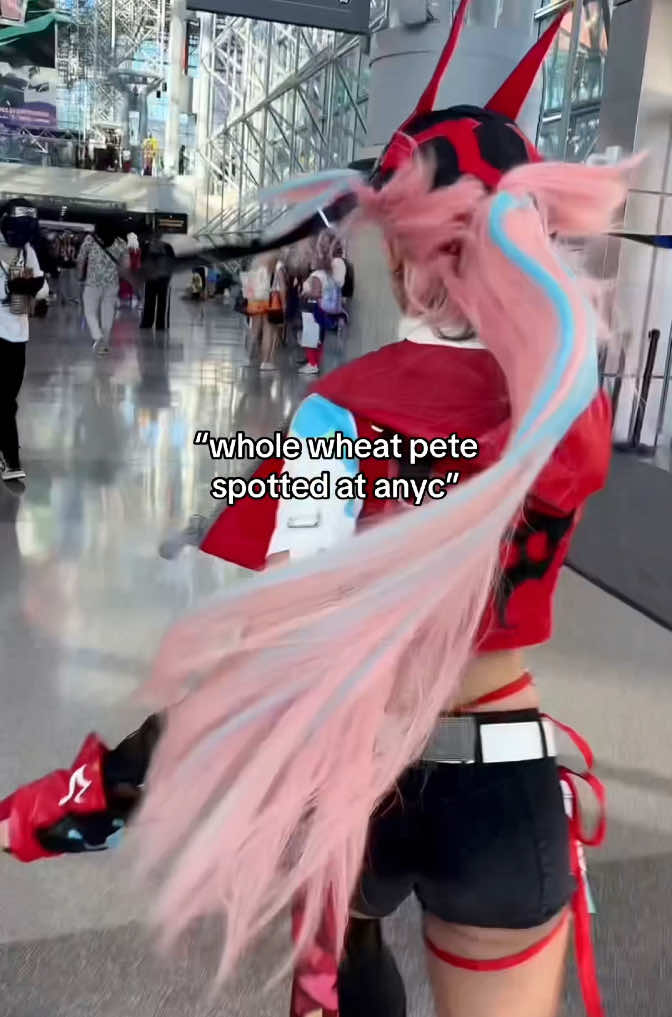 Lets ignore the spray can falling 😬 #animenyc2025 #anyc2025 #rappa #rappacosplay #HonkaiStarRail 