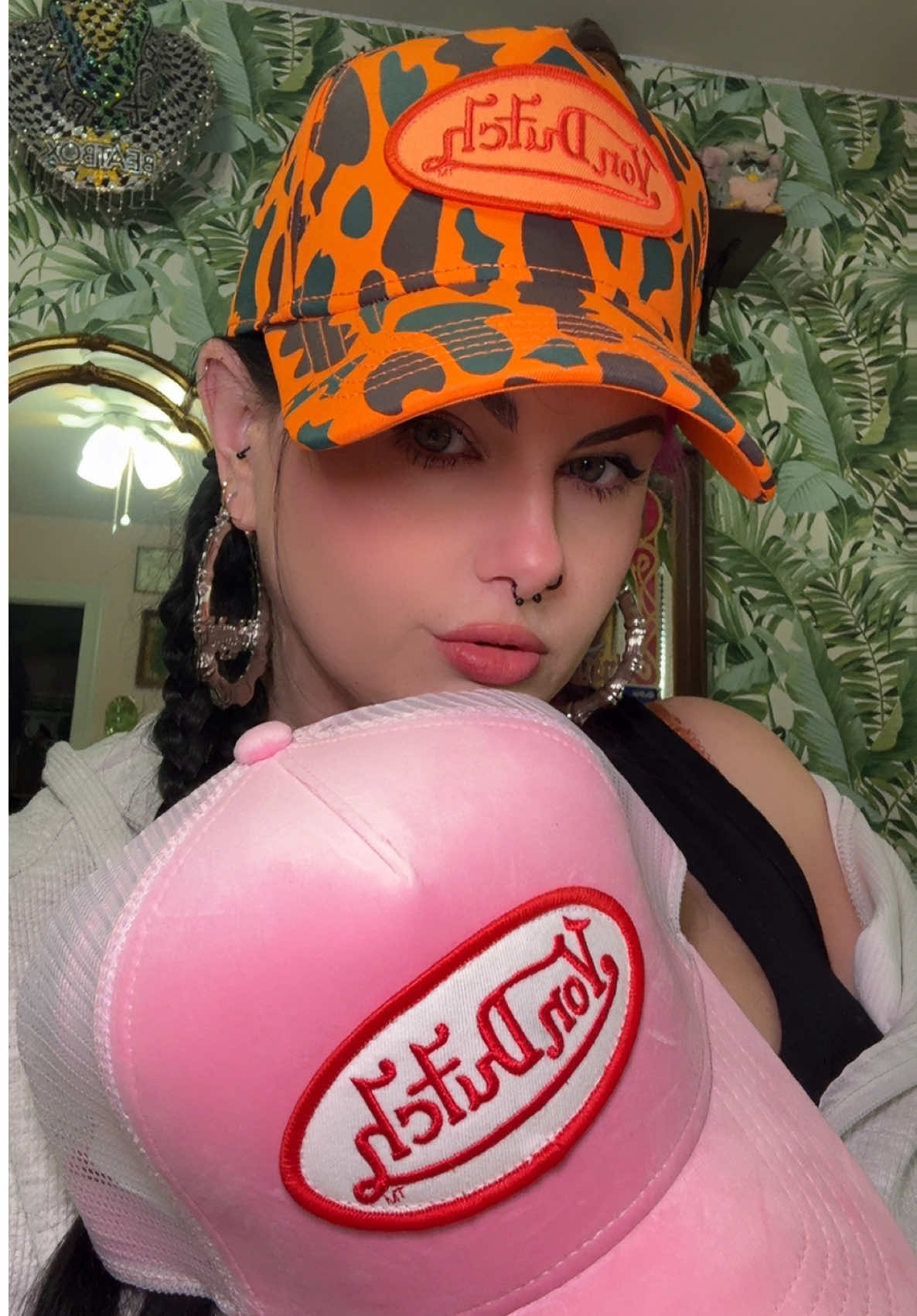 These hats are ICONIC!!! A must have if you want to recreate  the perfect 2000s vibe 🙌🏼