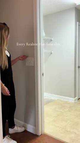 What is this light to??? #realtor #garealtor #realestateagent #buyer #georgia 