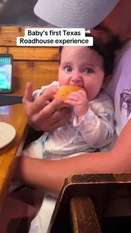 No honey butter for her yet, but I know she’s gonna smash that in a few months 😂 #texasroadhouserolls #babytok #babyfood 