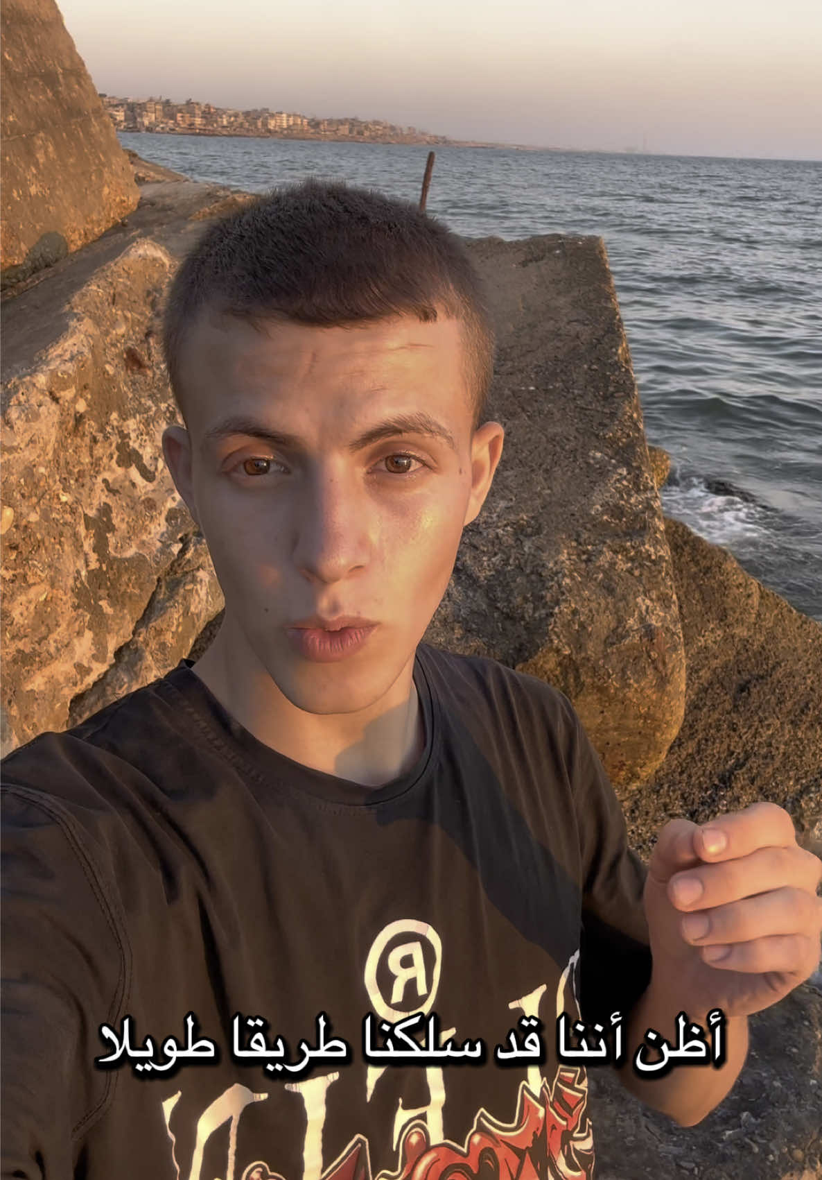أصبحنا في غزة نعيش تفاصيل الخبز والدm والهموم والفراق وكأنها جزء من حياتنا؛ لا نفارقها. وأصبحت غزة للعالم اختبار لإنسانيتهم ومرآة لخذلانهم؛ في وقت ننتظر فيه أن نولد من تحت الركام. فحين تعجز الكلمات؛ تتكلم غزة بلغة الصمــــــــود. #palestine #gaza #explore #fyp 
