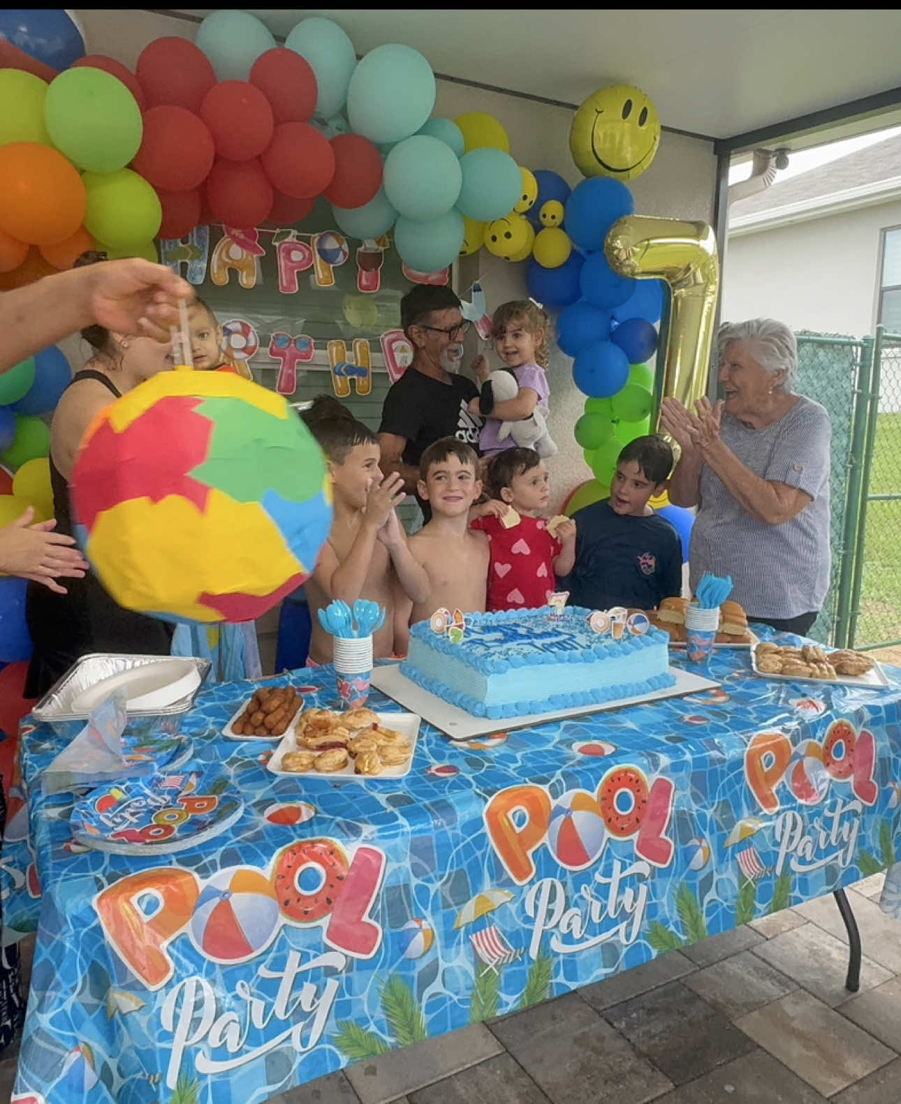 Hoy celebramos el cumpleaños de mi Kuki 🎂🥳 lo decoré como él quiso y su felicidad lo dice todo. Ser millonarios para nosotros significa tenernos, disfrutar cada instante y agradecer por la salud que Dios nos regala. 🙏 Feliz vida mi Kuki, que sean muchos años más llenos de amor y sonrisas 💫