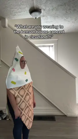 I caught myself in the video and was fighting to hold my laugh in #bensonboone #mysticalmagical #fyp #moonbeamicecream #americanhearttour @Benson 
