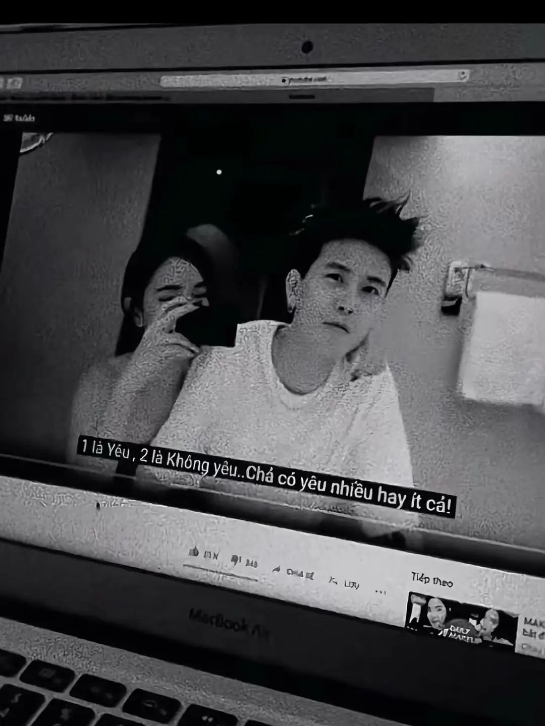 Ngày nào em cũng nghĩ đến anh. Em vẫn làm việc, vẫn ăn, vẫn ngủ, nhưng trong lòng lúc nào cũng thấy nặng nề. Có những lúc em tự nhủ phải quen dần với khoảng trống này, nhưng càng cố thì lại càng thấy nhớ. Đêm xuống, im lặng nhiều quá, em chỉ muốn được nghe giọng anh một lần. Em không cần những lời hứa hay an ủi, em chỉ cần anh giữ cho mình bình an. Còn lại mọi chuyện, để em lo. Thời gian có dài đến đâu thì em vẫn ở đây, vẫn chờ ngày anh bước ra, chỉ thế thôi.@Xuân Tây🥺