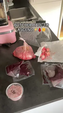 Eat this to ascend #rawmeat #primaldiet #aajonusvonderplanitz #goatis #blackpil 