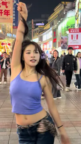 Barbarbar 户外尬舞 无美颜第三视角 #阿梓不可爱 #四川牛一飞 #barbarbar #dance #chinesegirl 