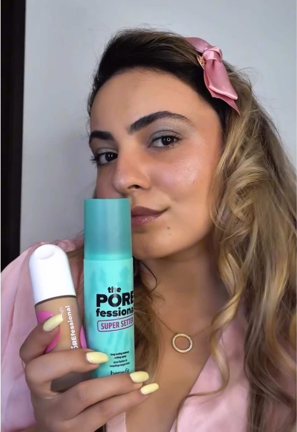 Glowy skin + long-lasting glam with @Benefit Cosmetics 💖✨ Loving my August Box featuring: • The POREfessional Smoothing Foundation – flawless base ✔️ • The POREfessional Super Setter Spray – locks it all in ✔️ #benefit #benefitclubpink #benefitcosmetics #gifted #benefitambassador