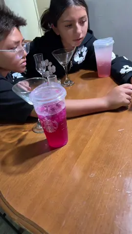 The behind the scenes of @𝐄𝐯𝐞𝐥𝐲𝐧♛ and @️ video😂😂 #jennyv004 #MomsofTikTok #momlifebelike #Siblings #siblinglove 