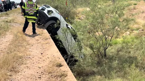 🚨#odessatx Llegando a la escena a las 2:48 pm 8-23-25.  Sucedio en la Carretera de servicio en en la 191 hacia Odessa, Texas.  Vehículo cayó al vacío.  La conductora de acuerdo a OPD, se encuentra bien y estaba siendo revisada dentro de la ambulancia.  No me dieron más datos y mil disculpas  porque el enlace se cortó debido a la temperatura, yawue se calento mi celular.   En cuanto tengamos más información lo proporcionaremos aquí. 🚨 #odessa I arrived on scene at 2:48 pm 8-23-25. This occurred on the service road on Highway 191 toward Odessa, Texas. The vehicle fell into the ditch.   According to OPD, the driver is fine and was being examined inside the ambulance. I was not given any further details, and I apologize because the connection was cut off due to the temperature.  My phone got hot. As soon as we have more information, we will share it here.