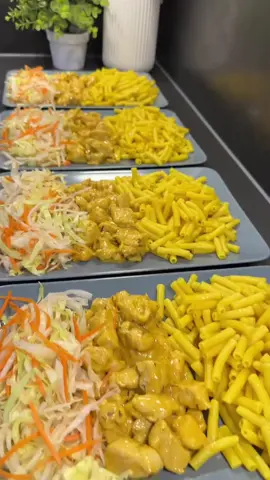 Tavuk Dünyası kekiklim atarifi Malzemeleri Yarım kg makarna 1 tatl kaşığı Zerdeçal Tuz 1 kg tavuk göğsü 2 kutu krema 1 su bardağı süt 1 tatlı kaşığı köri 1 tatlı kaşığı pulbiber 1 tarlı kaşığı kekik 1 tatlı kaşığı toz kırmızı biber Yeteri kadar tuz Biraz siviyağı 4.5 tane tost için olan peynir Salatası için Yarim göbek saalata 1 tane havuç Küçük bir kase misir YapılişI Öncelikle makarnayı kaynar suya koyup zerdeçal ve tuz katıp pişirin,sonra bir tavaya az sıvıyağı katıp kuşbaşı doğranmış tavuk.göğüsünü katıp kavurun ve kremayı sütü baharatları ekleyip kaynamaya bırakın bir kaç dakika sonra peyniri katıp karıştırın ve kremasını cekince ocaktan alın yanına haşladığımız makarna salata il servis yapin Afyetolsun .#keşfetedüş #fyp #viral #keşfetteyiz #beniöneçıkart 