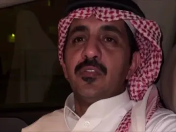 رجلي على مله وقلبي على صاج وخلتني احداث الزمان انفعالي محتاج لي حاجه ومحتاج واحتاج وقفة رفيقٍ للرفيق الموالي لو ان مابين المعاليق مزلاج علقت مشروهي على كل غالي اللي دفنته فالبحر تحت الامواج واللي كشفته ماكشفَتْه الليالي لاشفت لي لوحات ممنوع الازعاج ذكرت شي يصطفق في خيالي ضجيج واحداث ومواقيف واحراج وعقدة شغف جتني مع الوقت تالي ولا زال ابو سيره وابو عين وحجاج طاريه يشرح خاطري لا طرالي لو شاف مطروه اليا جا وانا ساج علي مامارس غرور التعالي جرحه بقلبي مايبي طب وعلاج اليا هداه الله ورد اتصالي محتاج لي مع صوته العذب منهاج مليت من كثر المساري لحالي #سعود_الشطيطي 