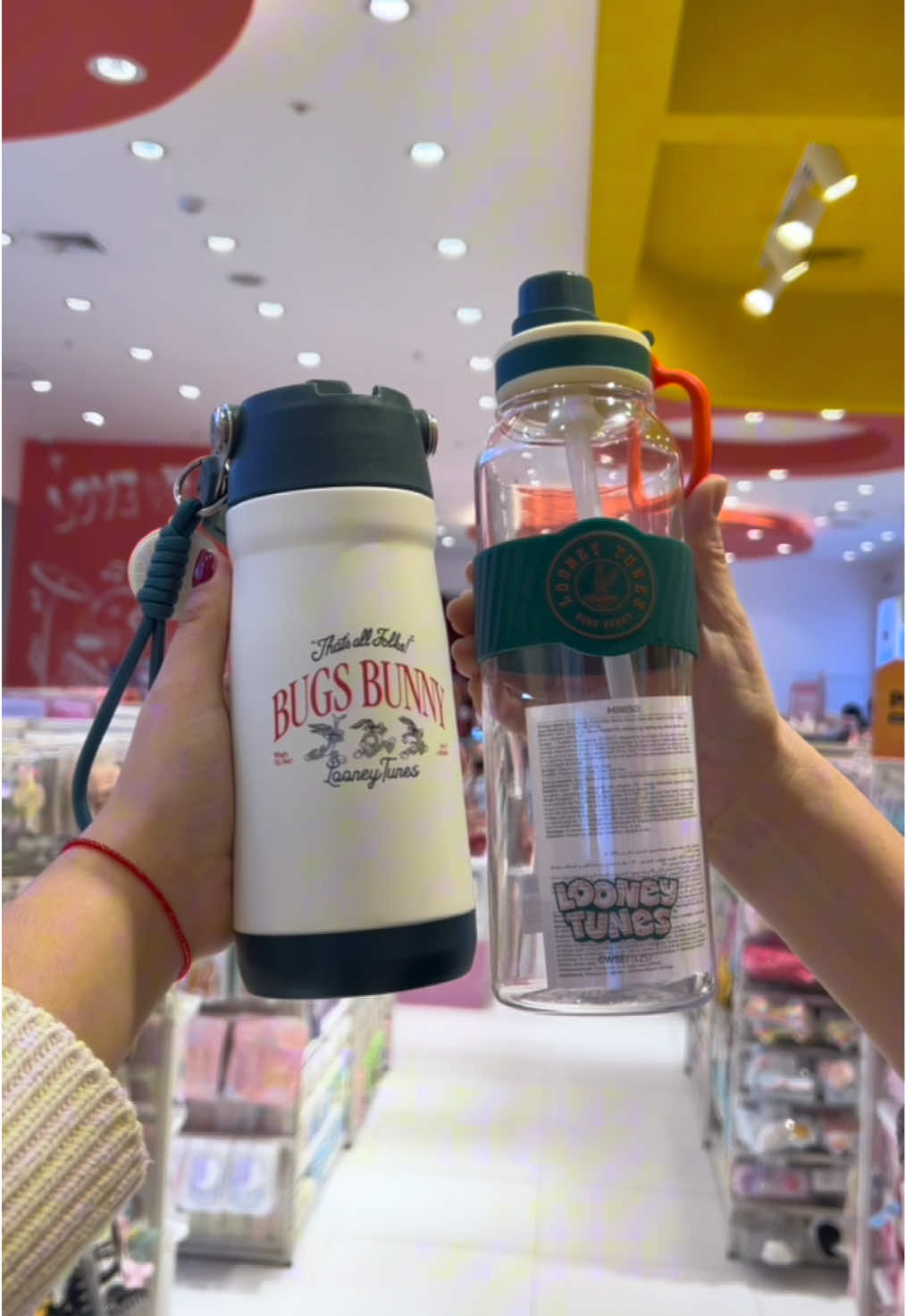 ¡BOOM! Llegó la colección que hará que tu día sea más divertido que una trampa del Coyote. 🐰💥 Descubre Looney Tunes en Miniso o miniso.pe … 🤪 ¡y que empiece la locura! #minisoperú #newcollection #nosabíaquelonecesitaba #looneytunes