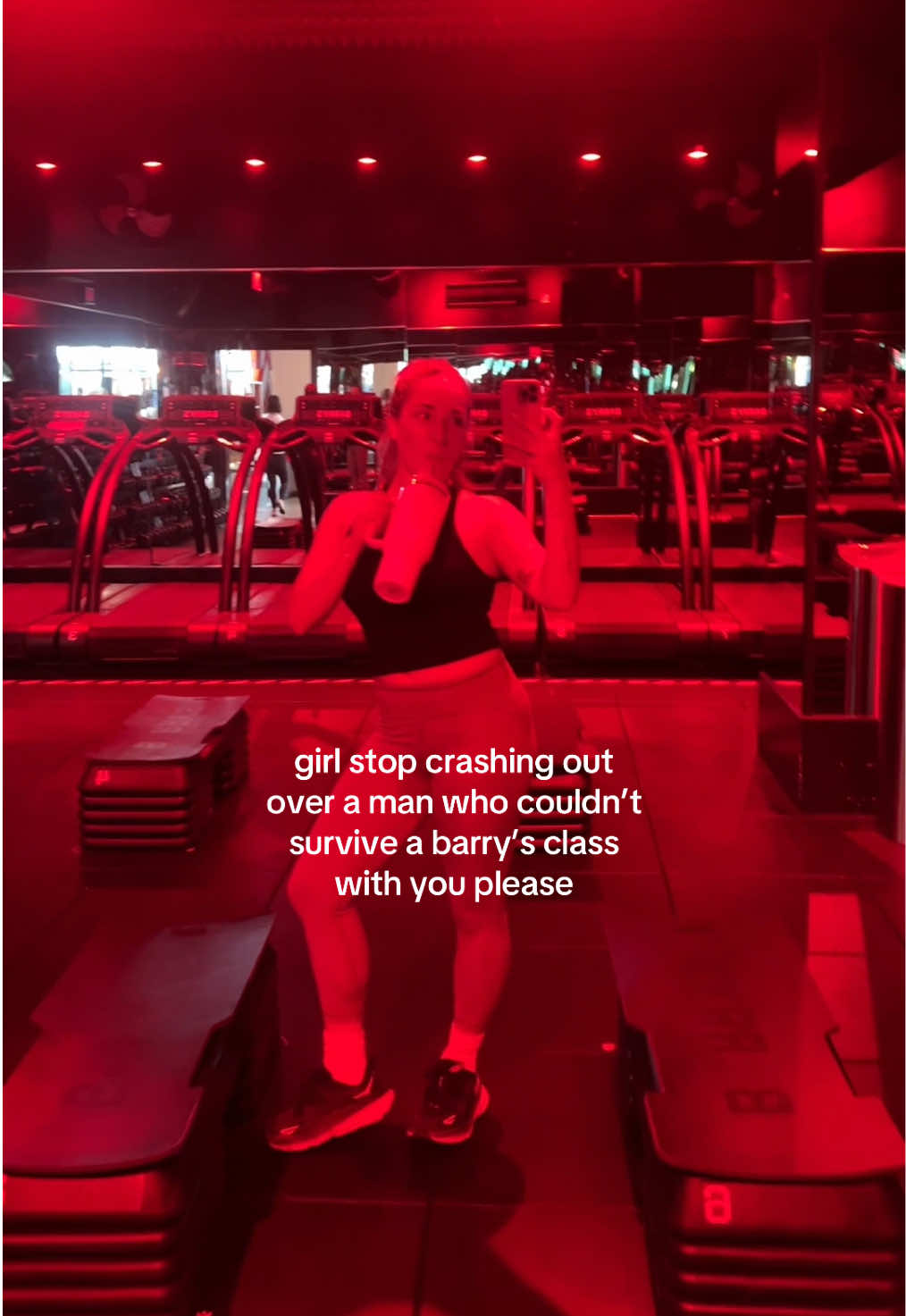 like actually… the red room is no joke @Barry’s thank you for the cutest event! @Kali.Curated ❤️ #winterarc #barrys #gymgirl #gyminspiration 