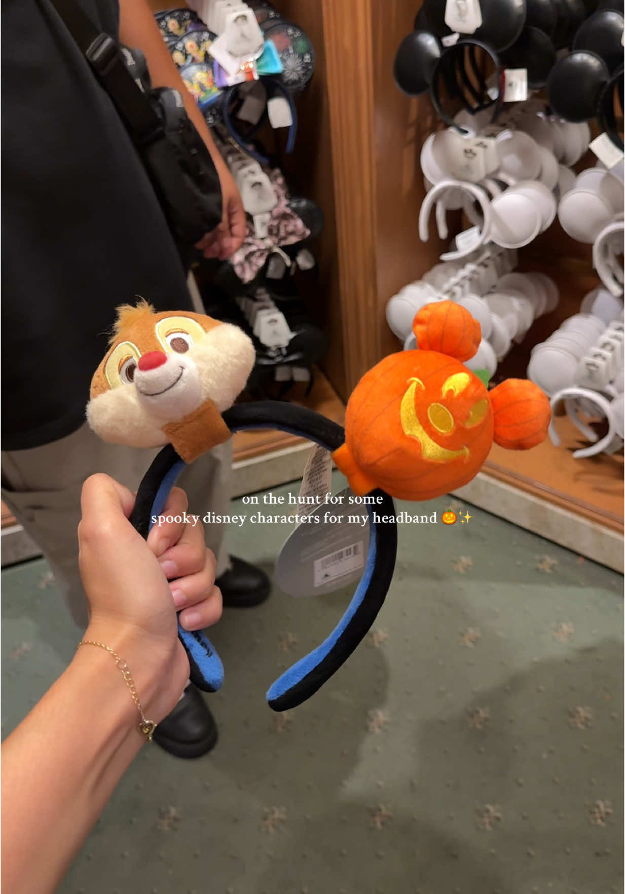 been wanting the pumpkin plush for my headband! 😍🎃@Disney Parks @Disney Style #disney #disneyland #disneyfits #disneyears #disneypark #createyourown #headband #fyp 