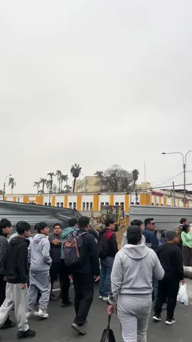 Se cayó un poste en Av. grau camino a la estación del tren eléctrico #tren #avgrau #desplomo #lima #trafico 